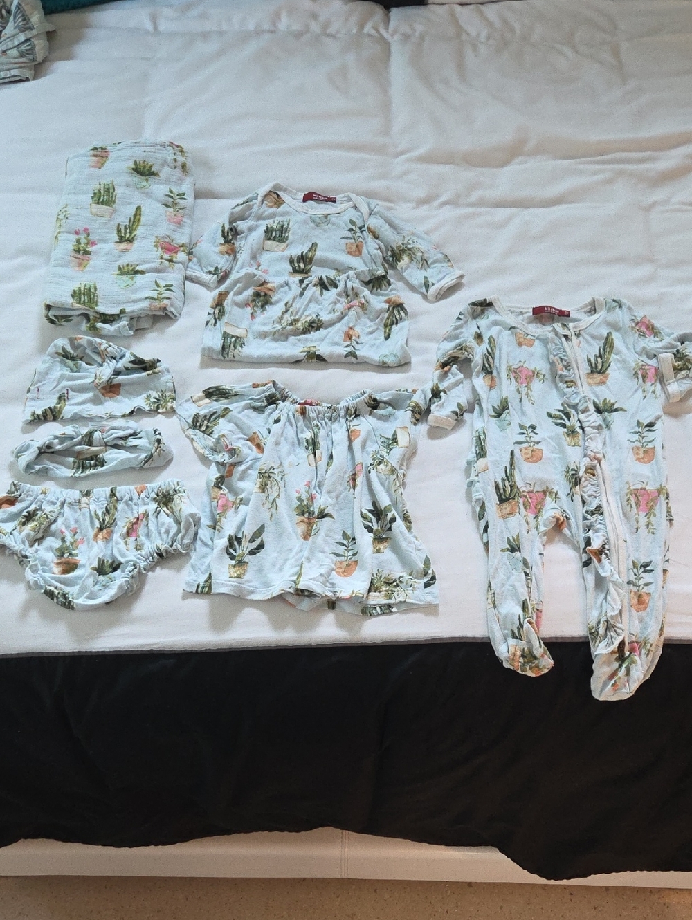 Milkbarn Huge Matching Baby Set - 7 pieces (2 pjs, a outfit, a blanket, etc)